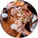 Процес прикрашання пончиків