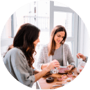 Дівчата готують пончики