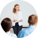 Дівчина виступає на публіку